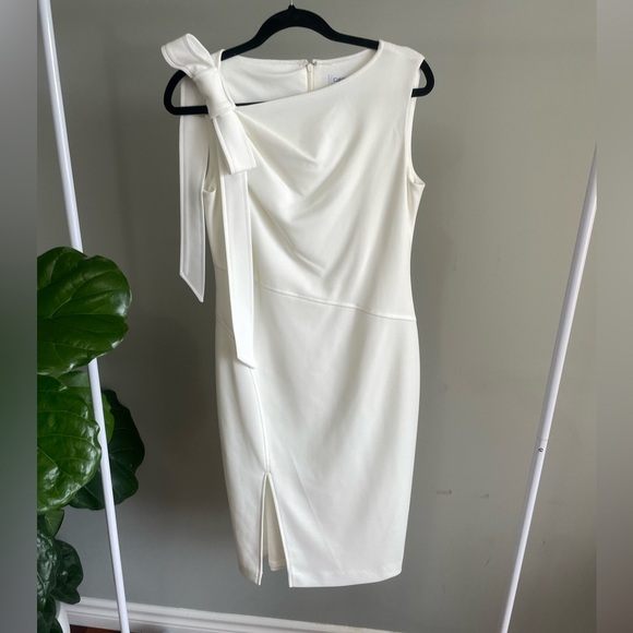 Elegant Calvin Klein Sleeveless White Sheath Dress with Shoulder Bow Size 6 - Picture 1 of 4